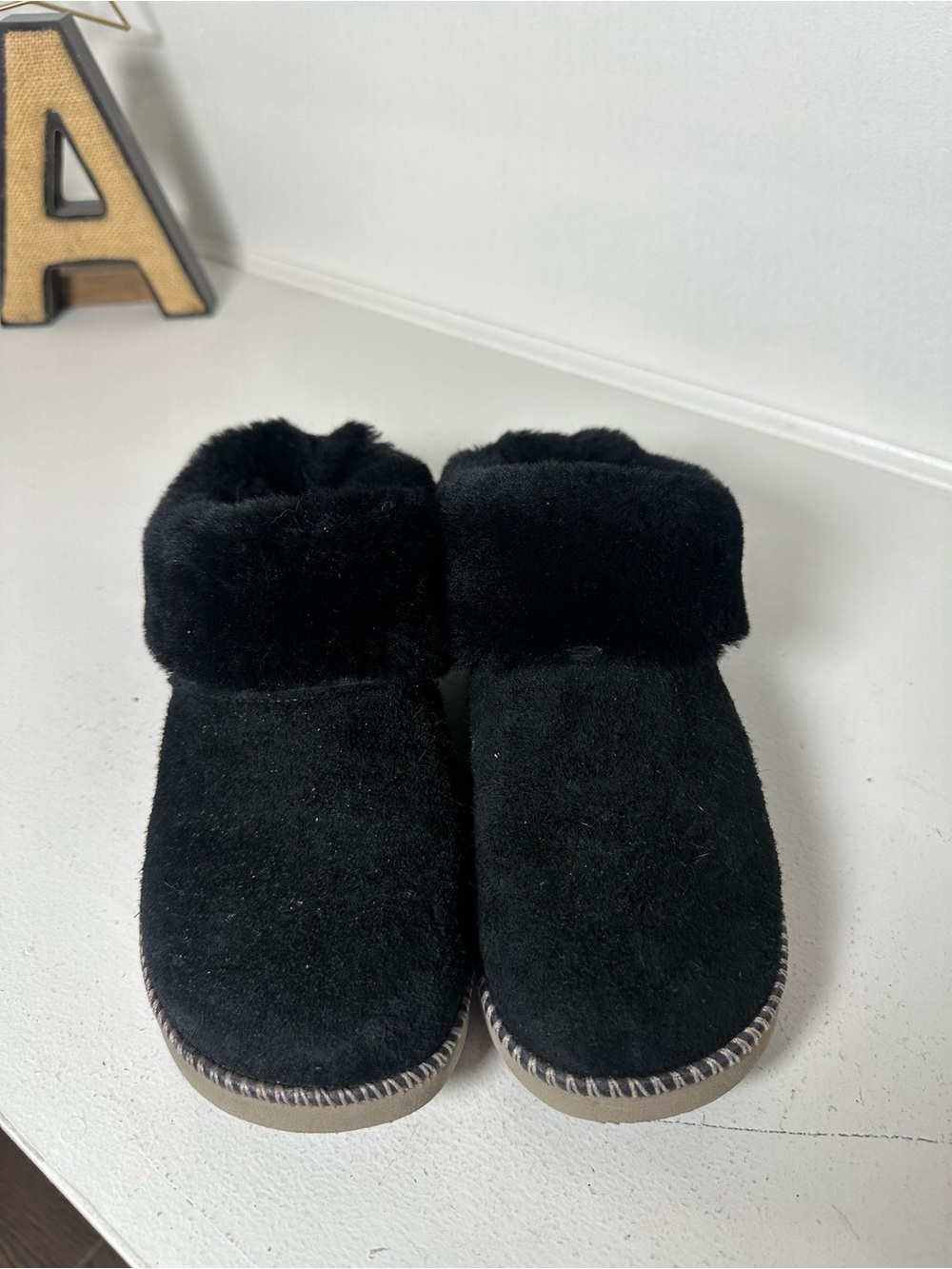 OluKai Women’s Size 8 Black Plush Slippers House Shoes Faux Fur Comfort - Picture 2 of 8